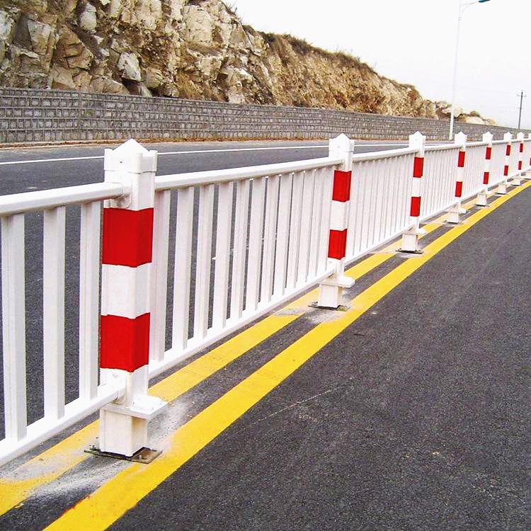 供應高速道路交通安全隔離防撞護欄廠家批發(fā)市政交通設施道路護欄