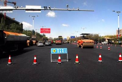 【出行】市政工程管理局在行動:改造機場高速路、敕勒川大街等16條破損嚴重的中心區道路后提示